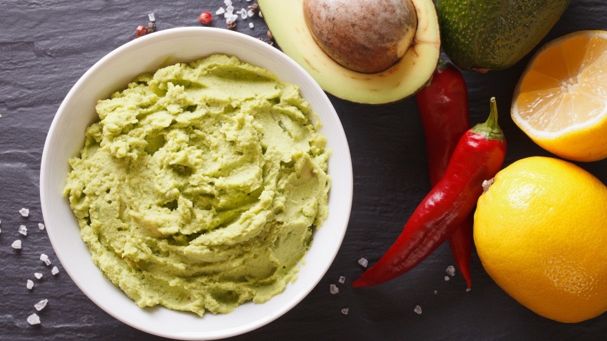 Vegane Guacamole mit Avocado und roten Chilli Vegane Guacamole mit Avocado